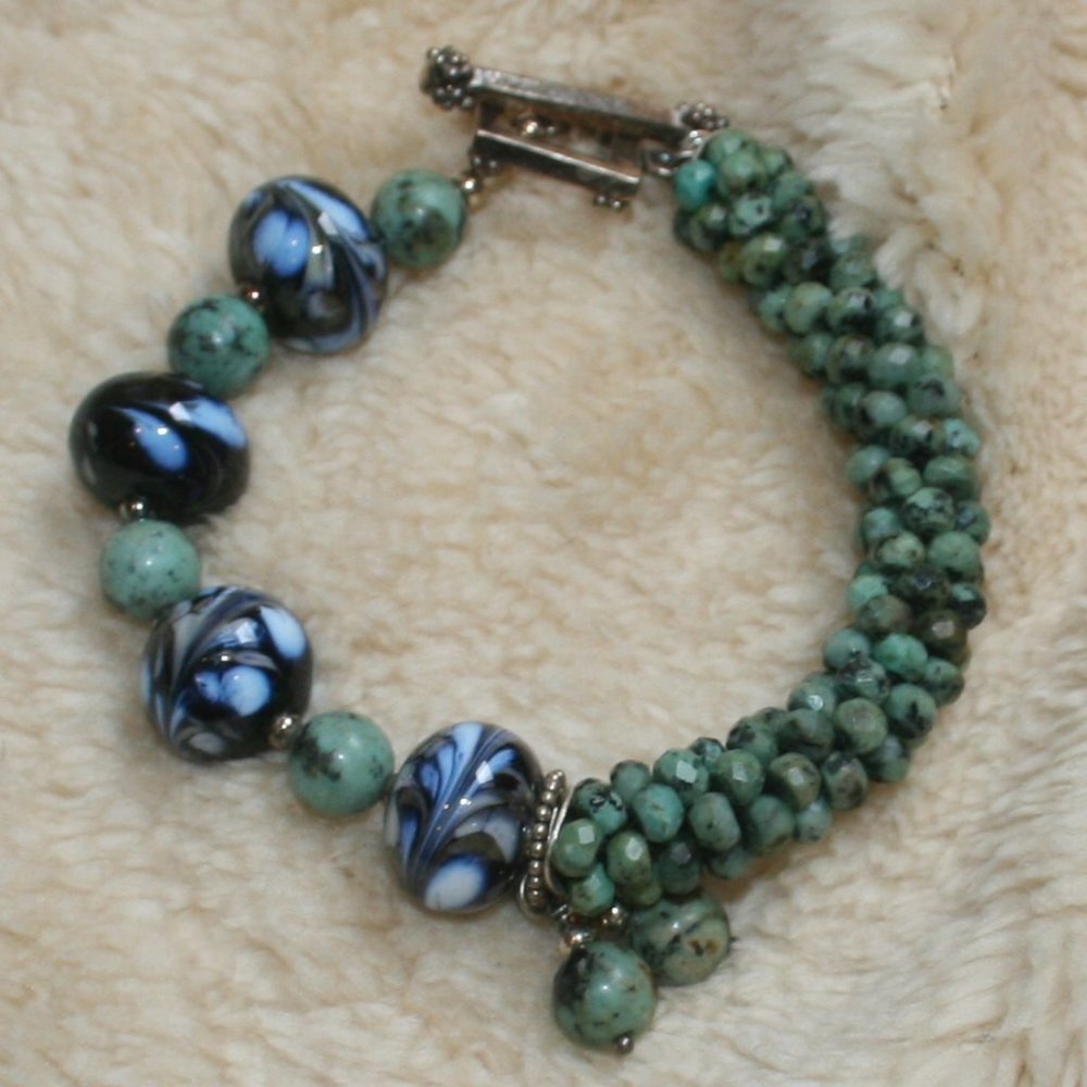 GORGEOUS TURQUOIS BRACELET BLUE BEADS TOGGLE CLOSE